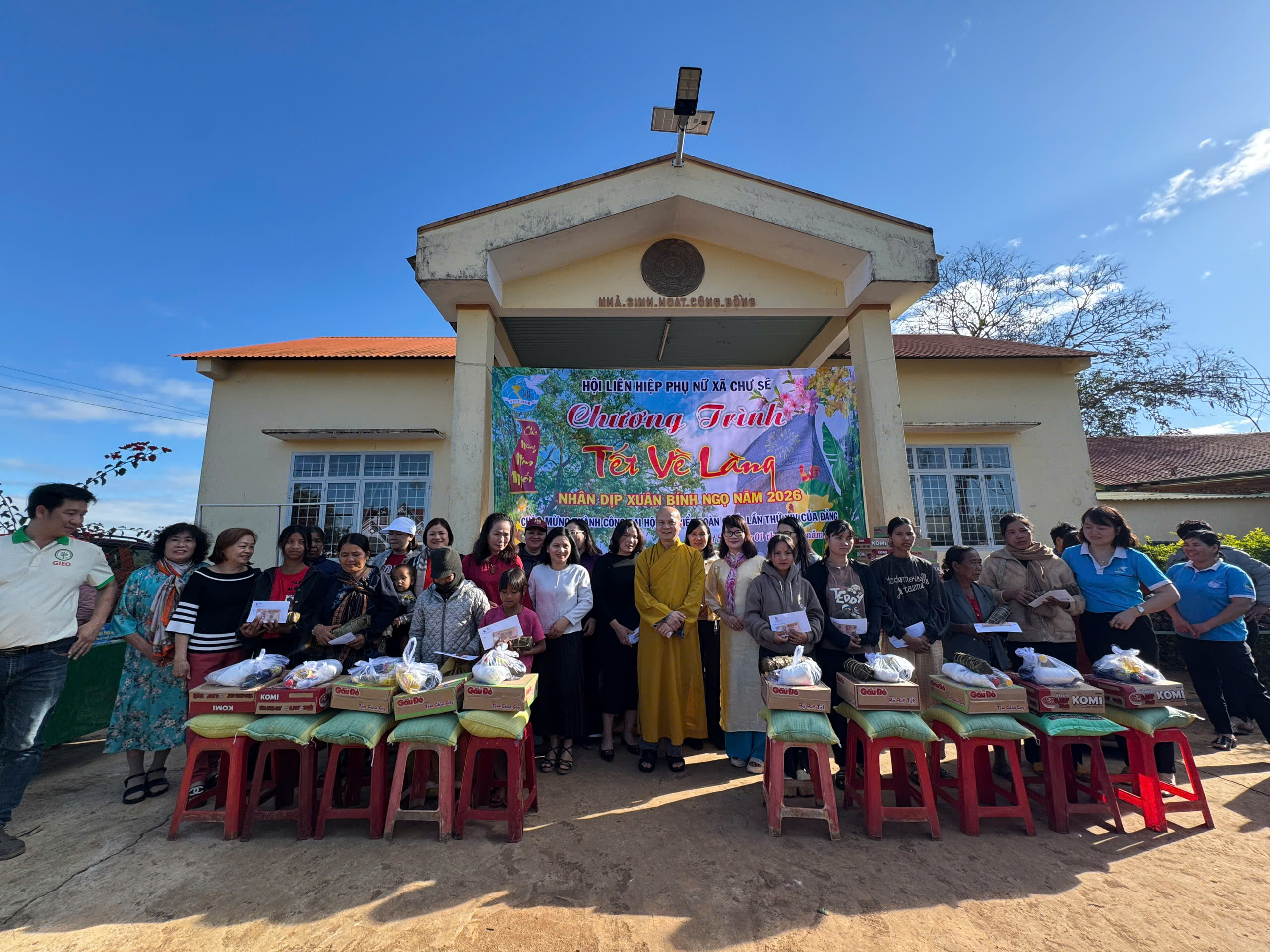 Chùa Mỹ Thạch tặng quà Tết Bính Ngọ vì người nghèo.